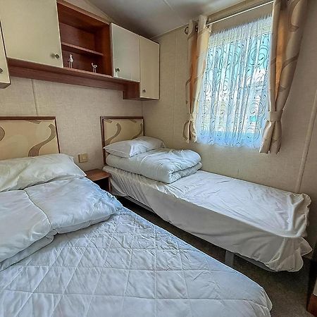 Superb Caravan With Decking And Free Wifi At Naze Marine Park Ref 17236C Walton-on-the-Naze Exterior photo