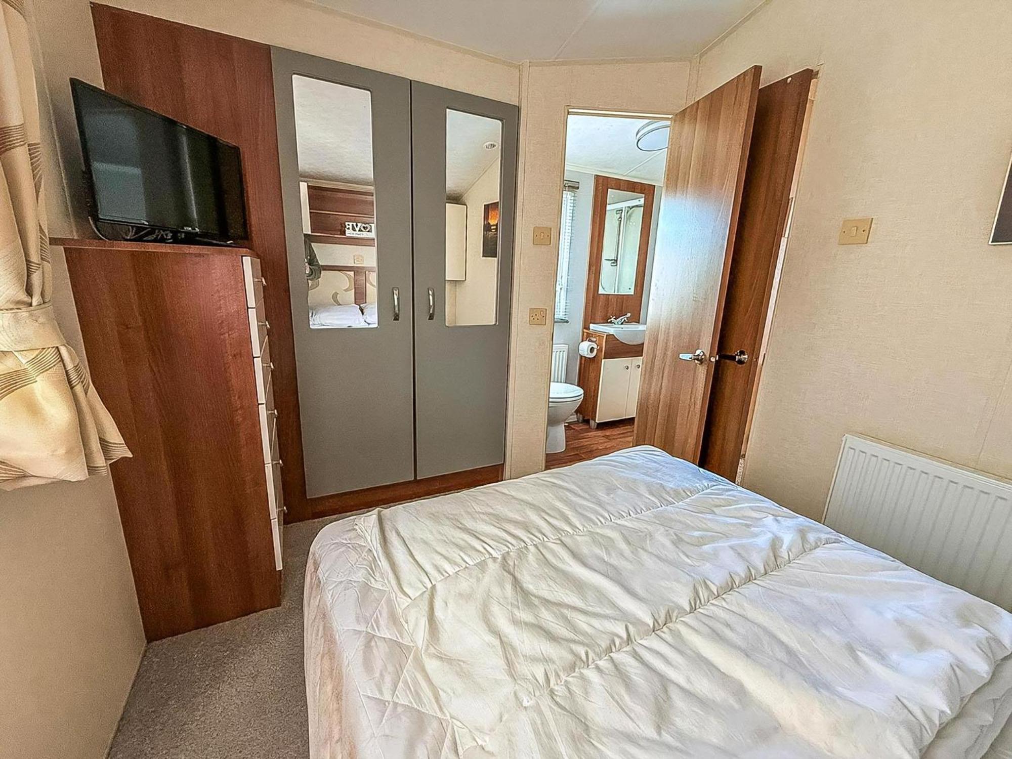 Superb Caravan With Decking And Free Wifi At Naze Marine Park Ref 17236C Walton-on-the-Naze Exterior photo