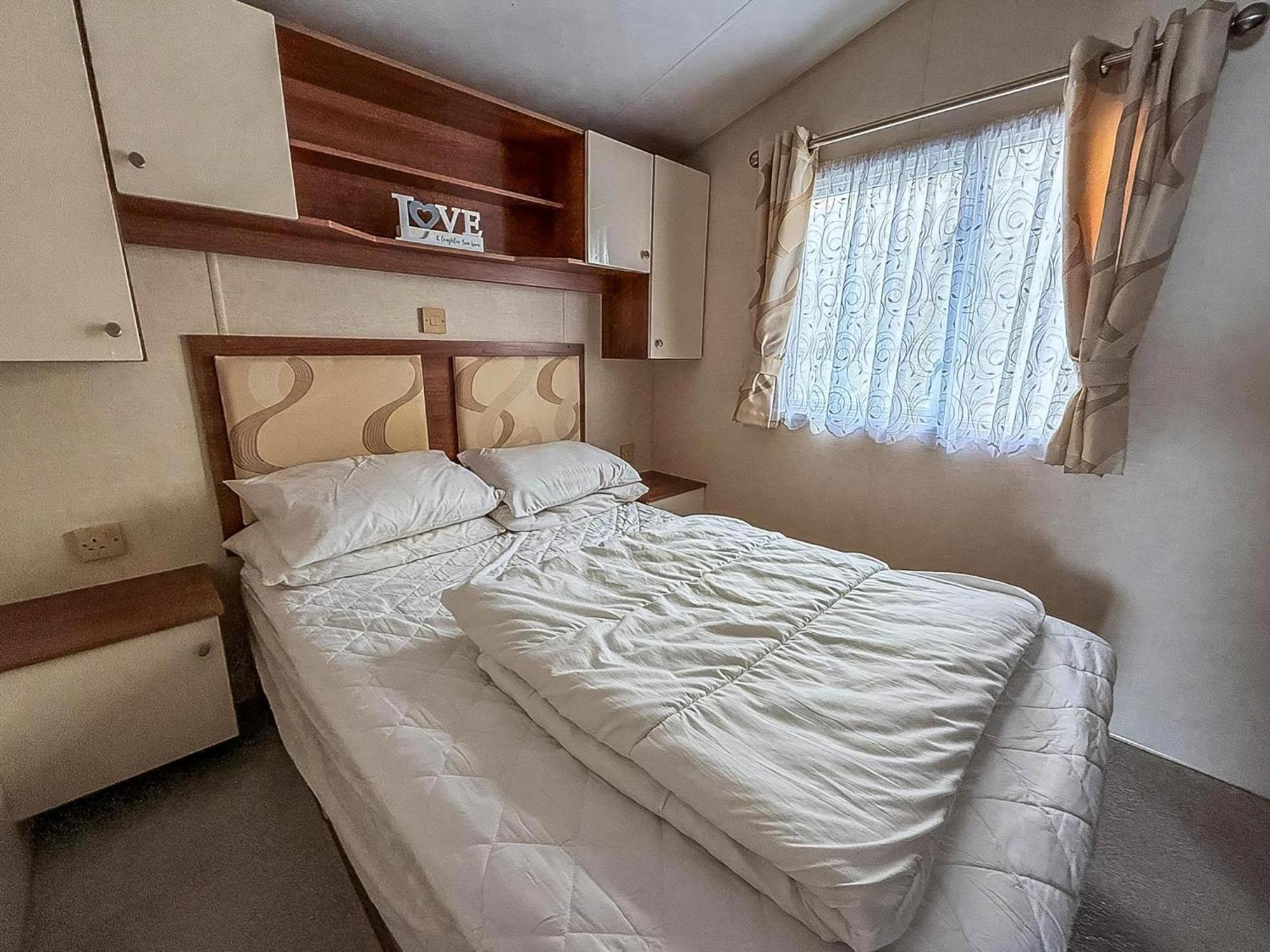 Superb Caravan With Decking And Free Wifi At Naze Marine Park Ref 17236C Walton-on-the-Naze Exterior photo