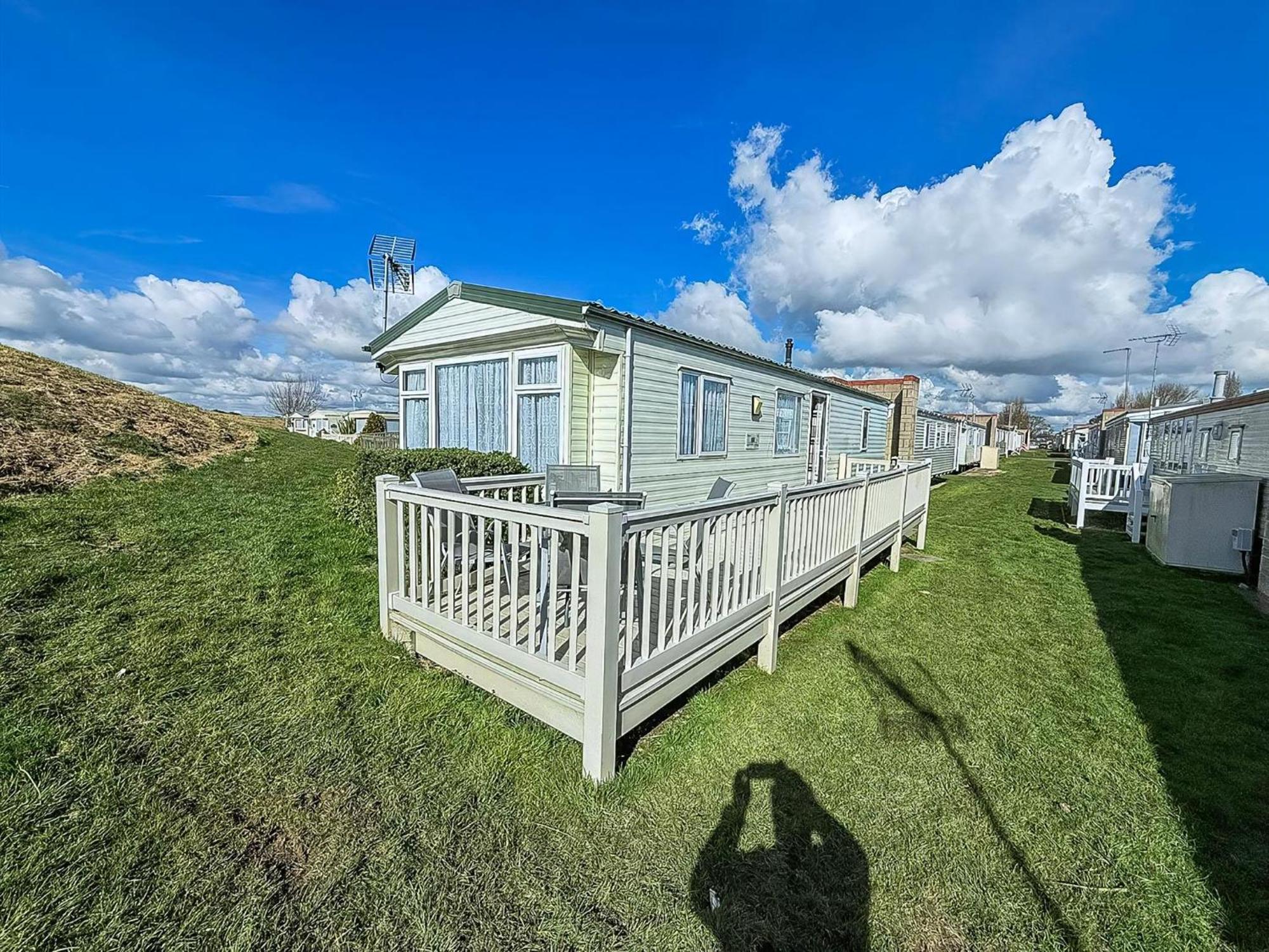 Superb Caravan With Decking And Free Wifi At Naze Marine Park Ref 17236C Walton-on-the-Naze Exterior photo