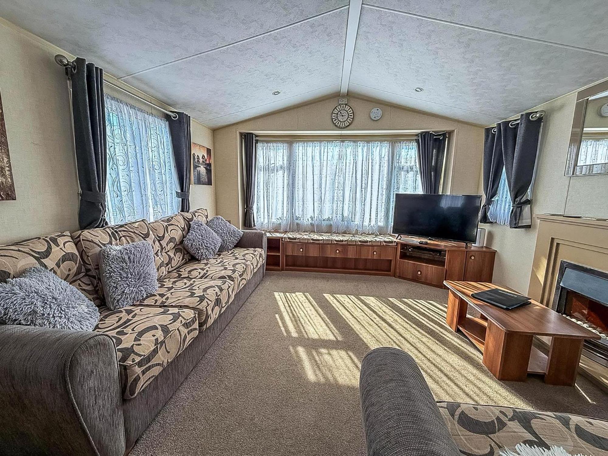 Superb Caravan With Decking And Free Wifi At Naze Marine Park Ref 17236C Walton-on-the-Naze Exterior photo