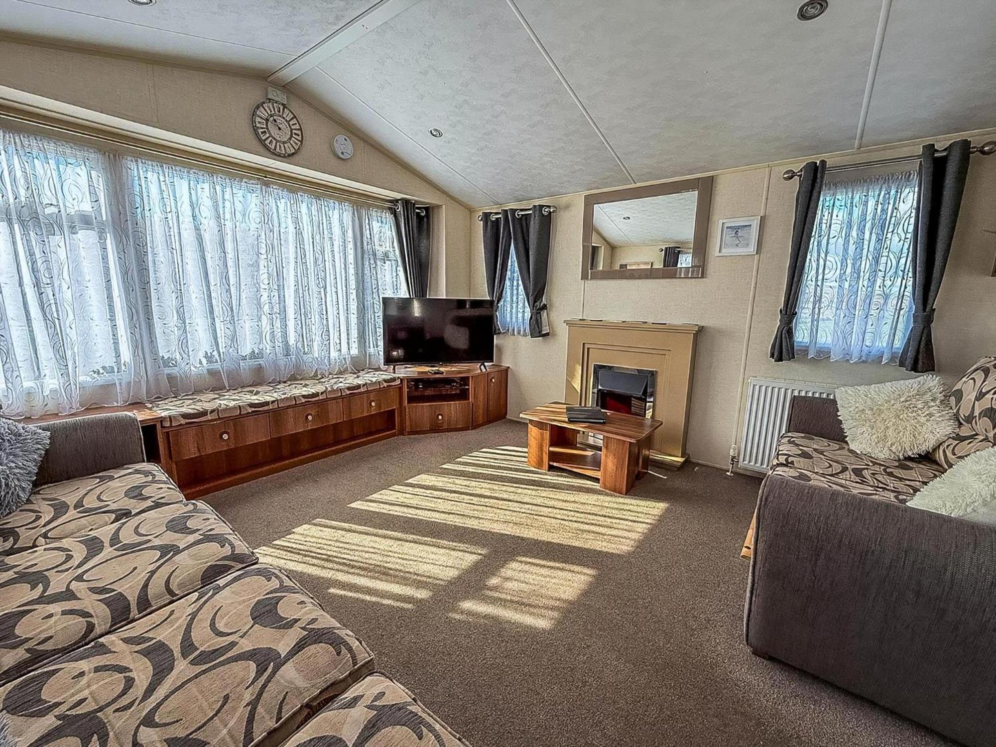 Superb Caravan With Decking And Free Wifi At Naze Marine Park Ref 17236C Walton-on-the-Naze Exterior photo