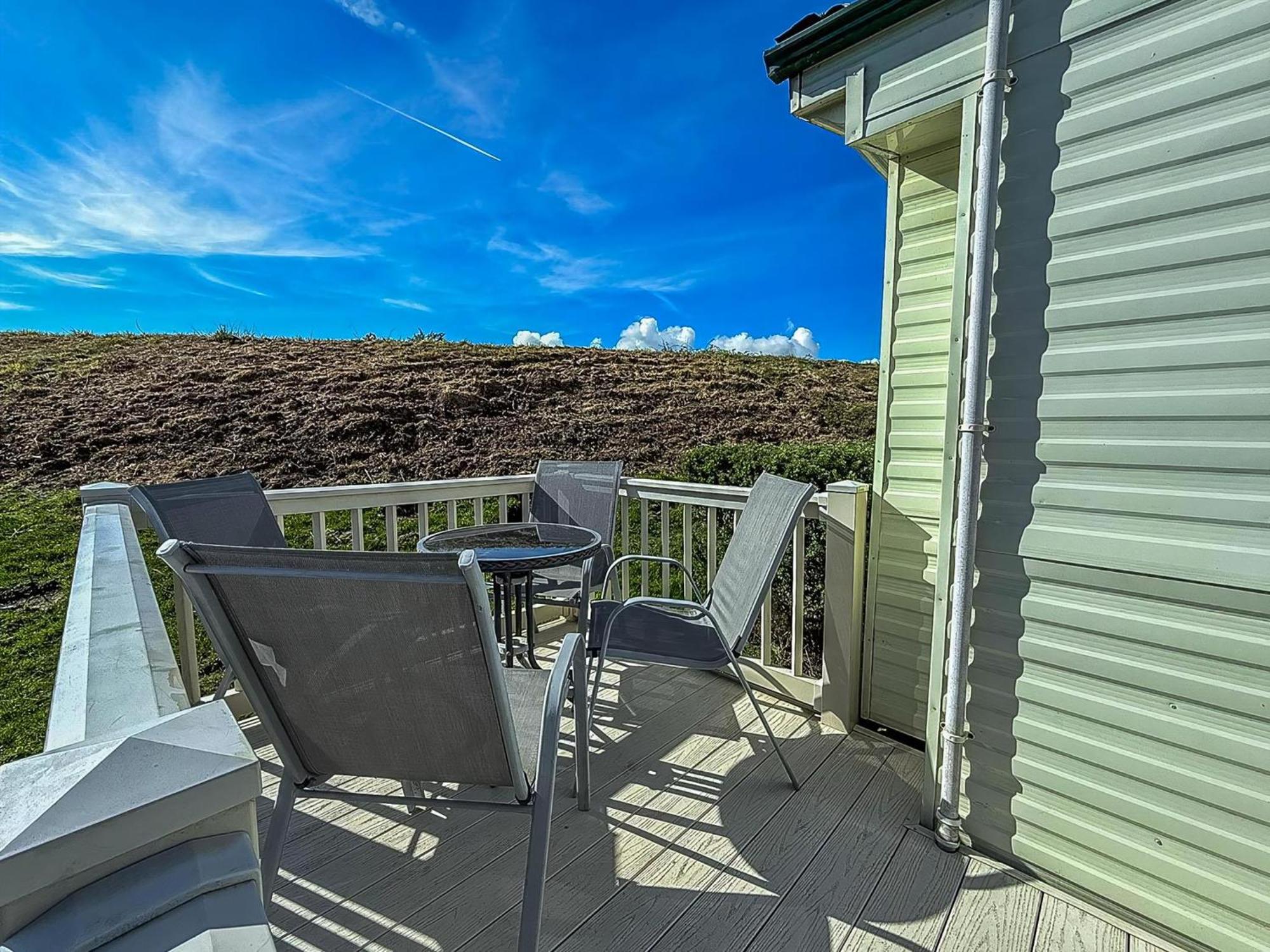 Superb Caravan With Decking And Free Wifi At Naze Marine Park Ref 17236C Walton-on-the-Naze Exterior photo