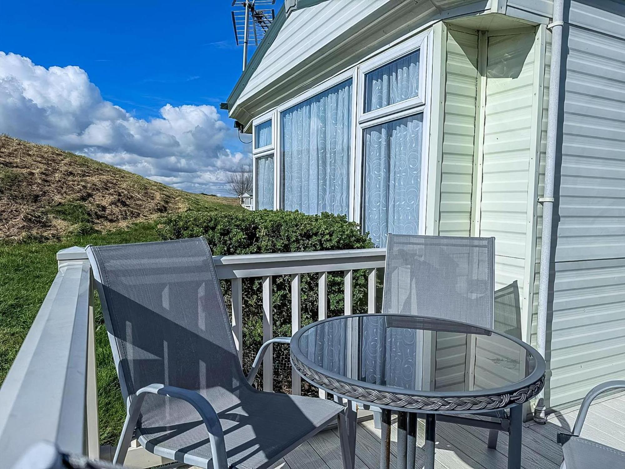 Superb Caravan With Decking And Free Wifi At Naze Marine Park Ref 17236C Walton-on-the-Naze Exterior photo