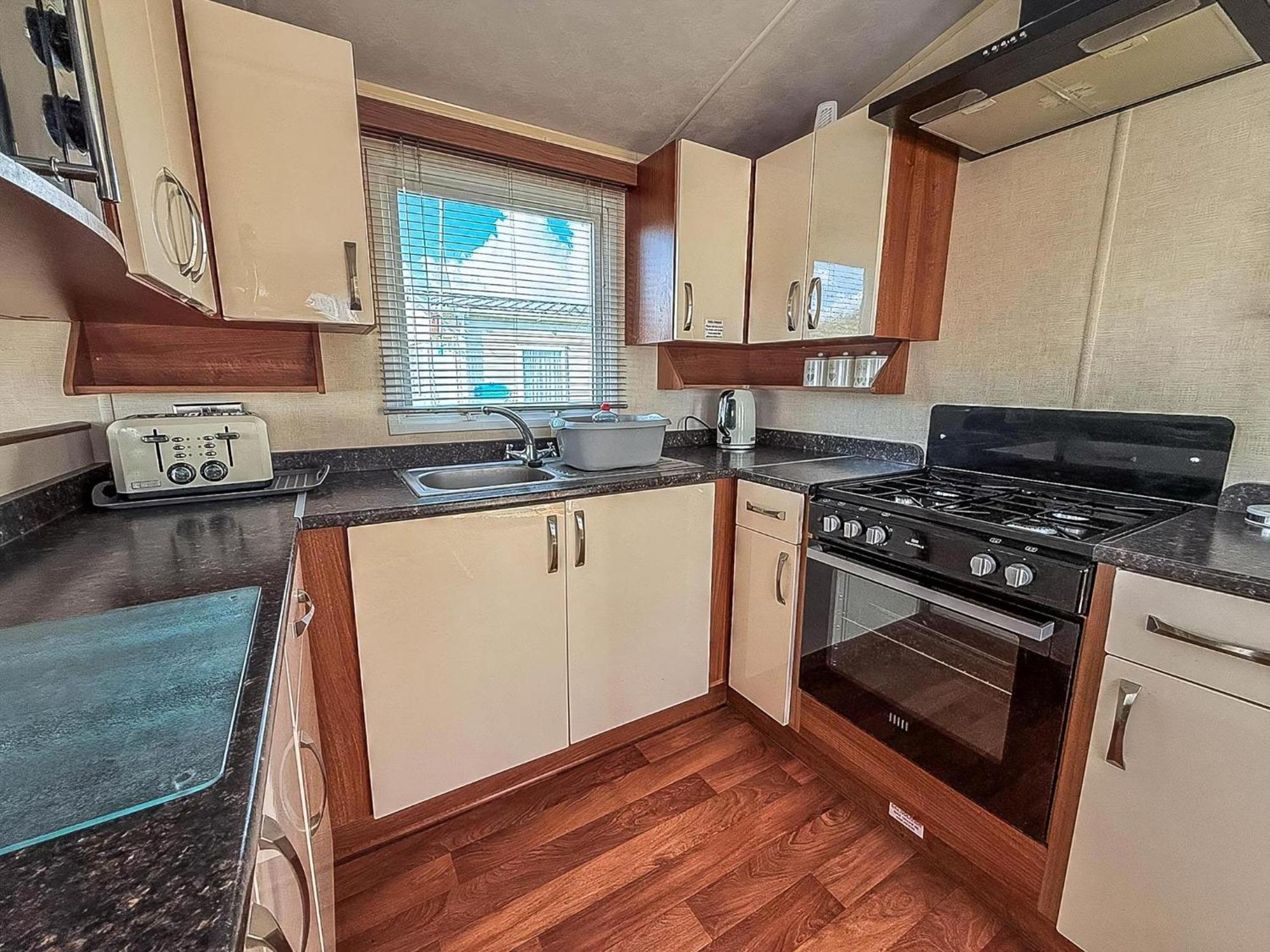 Superb Caravan With Decking And Free Wifi At Naze Marine Park Ref 17236C Walton-on-the-Naze Exterior photo